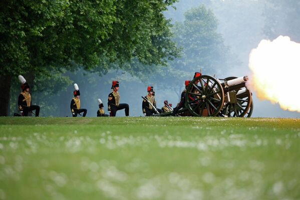 Члены Королевского отряда Королевской конной артиллерии во время салюта из 82 орудий в Гайд-парке, Лондон. - Sputnik Беларусь