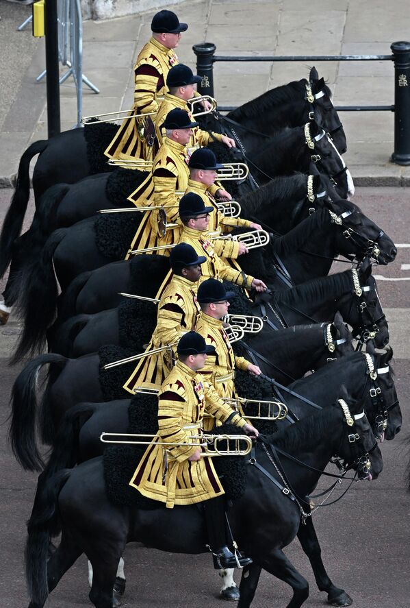 Более тысячи военнослужащих армии Соединенного королевства в сопровождении музыкального оркестра прошли перед Букингемским дворцом. - Sputnik Беларусь