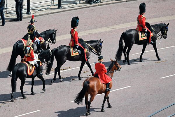 Принц Чарльз (справа) в форме полковника валлийской гвардии, принц Уильям (в центре) в форме полковника ирландской гвардии и принцесса Анна (вторая слева) в роли полковника Королевских и Синих скачут на лошадях вдоль реки. - Sputnik Беларусь