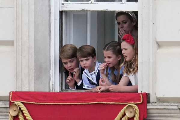 Принц Джордж, принцесса Шарлотта, принц Луи, а также принцесса Беатриса и Саванна Филлипс наблюдают за шествием знаменосцев в Лондоне. - Sputnik Беларусь