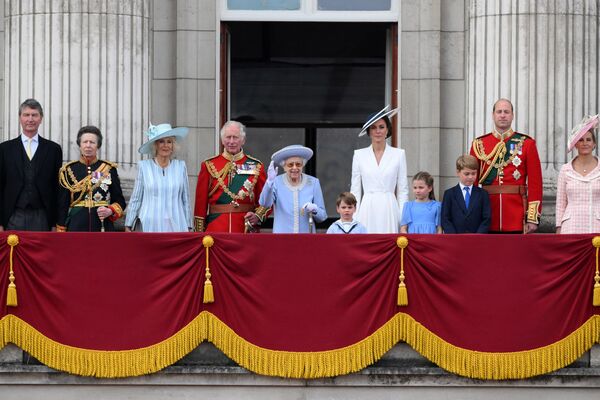 В последний раз королевская семья в полном составе выходила на балкон Букингемского дворца в 2019 году. - Sputnik Беларусь