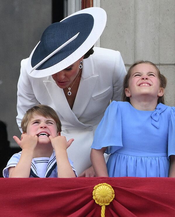 Кэтрин, герцогиня Кембриджская, с детьми - принцем Луи и принцессой Шарлоттой. 4-летний Луи привлек больше всего внимания мировых СМИ, его поведение во время парада обсуждают в соцсетях. - Sputnik Беларусь