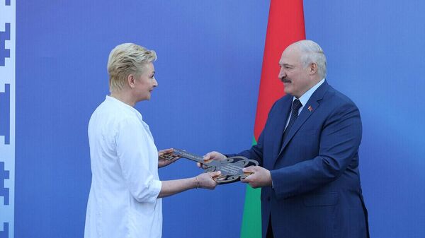 Александр Лукашенко принял участие в церемонии открытия в Минске нового здания 9-й городской детской поликлиники  - Sputnik Беларусь