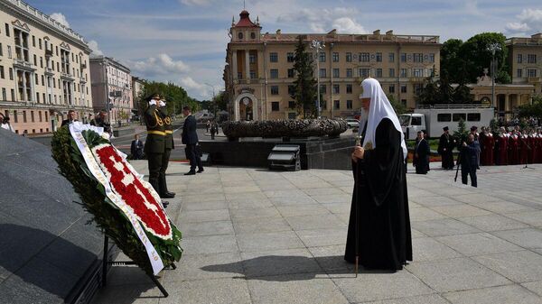 Патриарх Кирилл возложил цветы на Площади Победы - Sputnik Беларусь