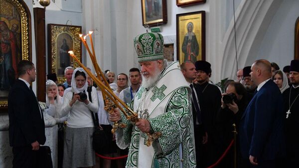Патриарх Кирилл проводит службу в Свято-Духовом кафедральном соборе  - Sputnik Беларусь