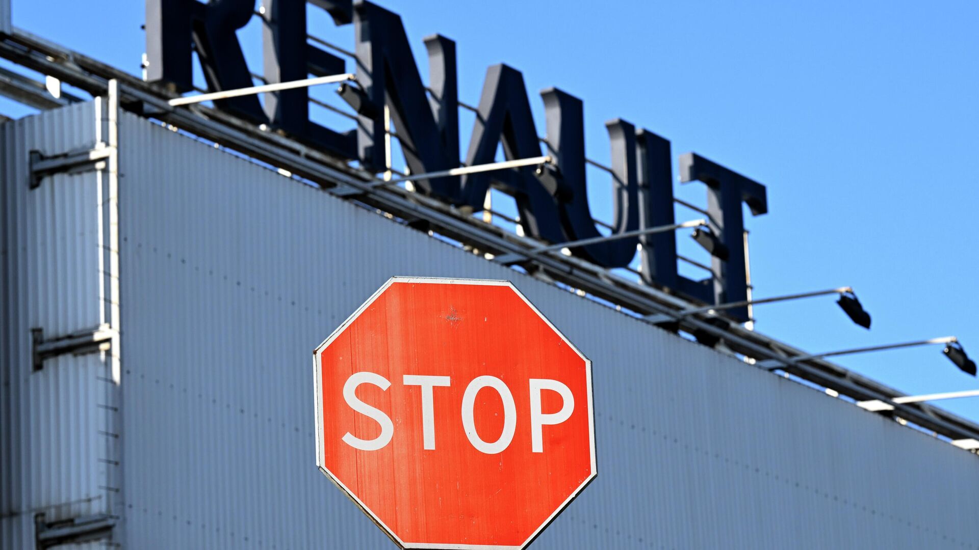Вывеска автомобильной компании Renault на территории завода ЗАО Рено Россия в Москве - Sputnik Беларусь, 1920, 06.06.2022