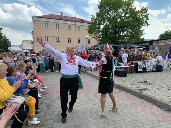 Во второй праздничный день центр Гродно заполнили тысячи людей - здесь открылись десятки национальных подворий, и на каждом проходили концерты, звучала национальная музыка, исполнялись народные танцы. - Sputnik Беларусь