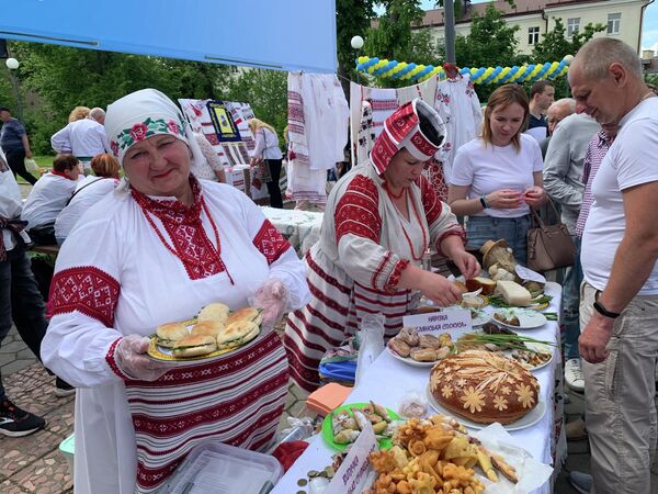 Конечно же, на каждом подворье можно было купить национальные блюда. - Sputnik Беларусь