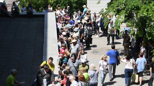 Люди стоят в очереди в пункт продажи сим-карт российского оператора в Бердянске - Sputnik Беларусь