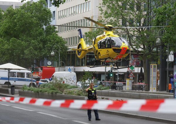 Спасательный вертолет взлетает с Тауентзиенштрассе, с места наезда автомобиля на группу людей в центре Берлина - Sputnik Беларусь