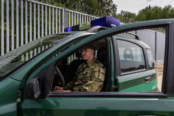 Офицер пограничной службы дежурит на границе. - Sputnik Беларусь