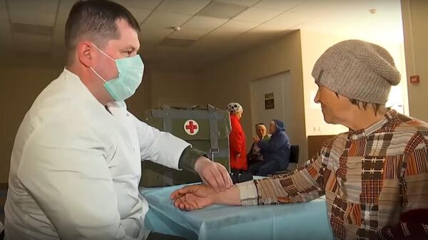 Российские военные медики помогают жителям Харьковской области - видео - Sputnik Беларусь