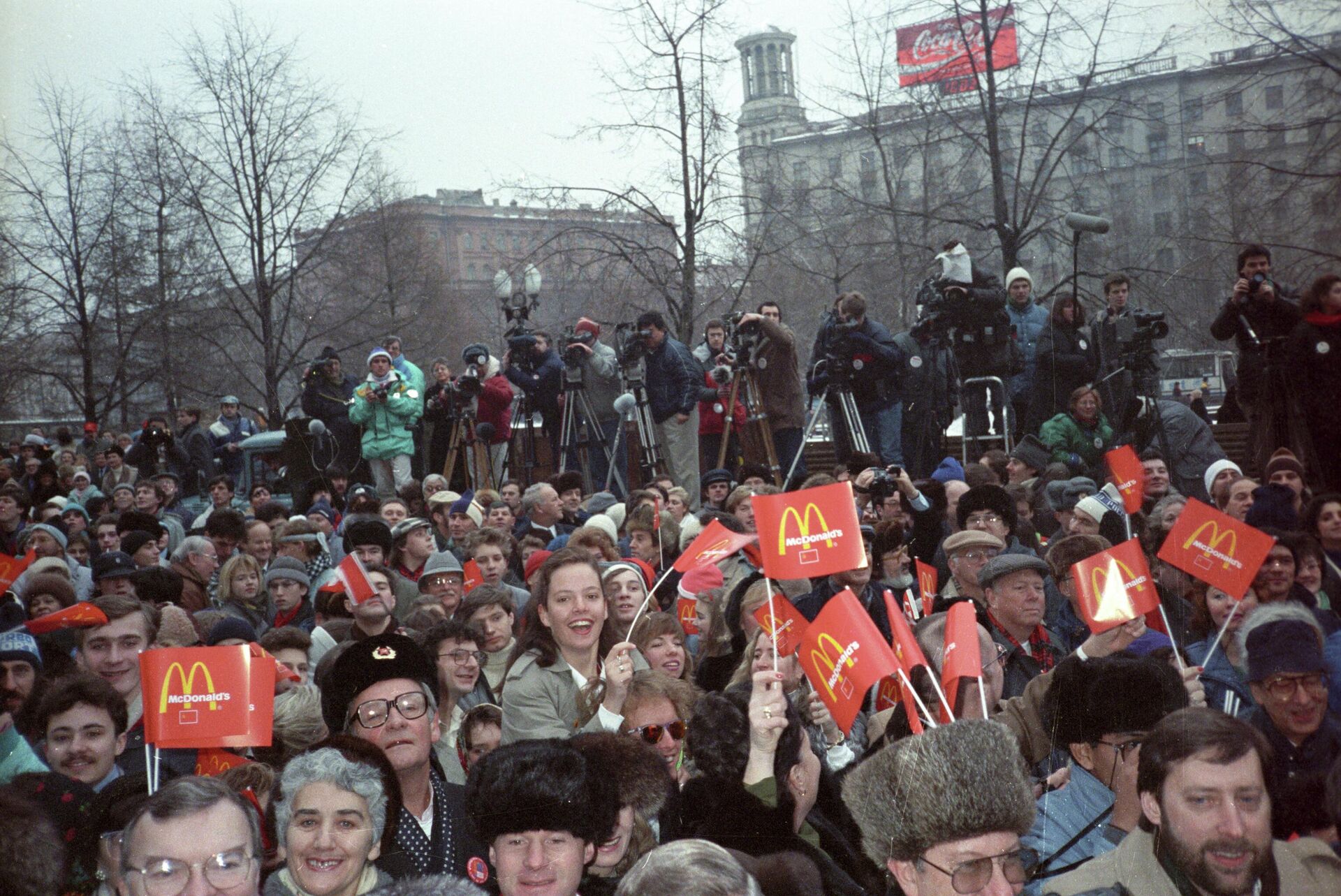 Во время торжественного открытия ресторана Макдональдс в 1990 году - Sputnik Беларусь, 1920, 12.06.2022