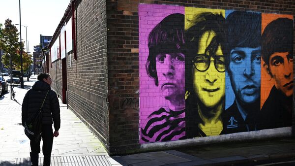 Фреска с изображением участников британской рок-группы The Beatles (слева направо) Ринго Старра, Джона Леннона, Пола Маккартни и Джорджа Харрисона на стене здания в Ливерпуле - Sputnik Беларусь