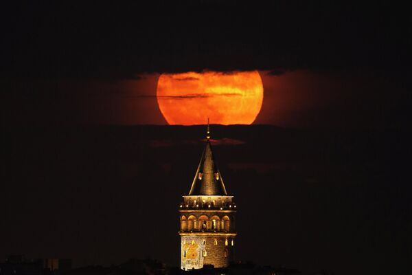 Суперлуние восходит за Галатской башней в Стамбуле. - Sputnik Беларусь