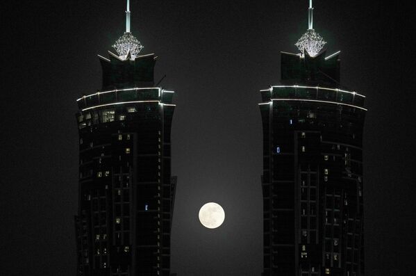 Полная луна между двумя башнями в Дубае. - Sputnik Беларусь