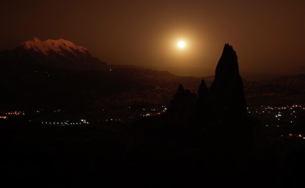 У заснеженной горы Иллимани, на окраине Ла-Паса, Боливия. - Sputnik Беларусь