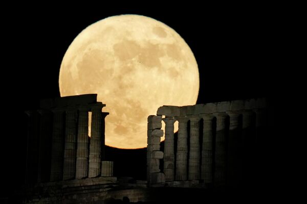 &quot;Клубничная луна&quot; за храмом Посейдона на мысе Сунион к югу от Афин. - Sputnik Беларусь