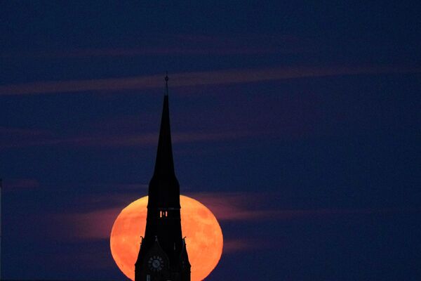 &quot;Клубничная&quot; луна над храмом в Берлине. - Sputnik Беларусь