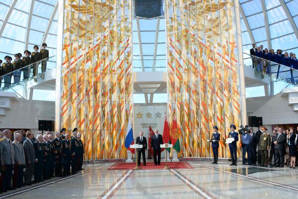 А.Г. Лукашенко и В.В. Путин посещают музей истории Великой Отечественной войны - Sputnik Беларусь