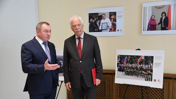 Фотовыставка к 30-летию дипотношений между Беларусью и РФ открылась в Минске - Sputnik Беларусь