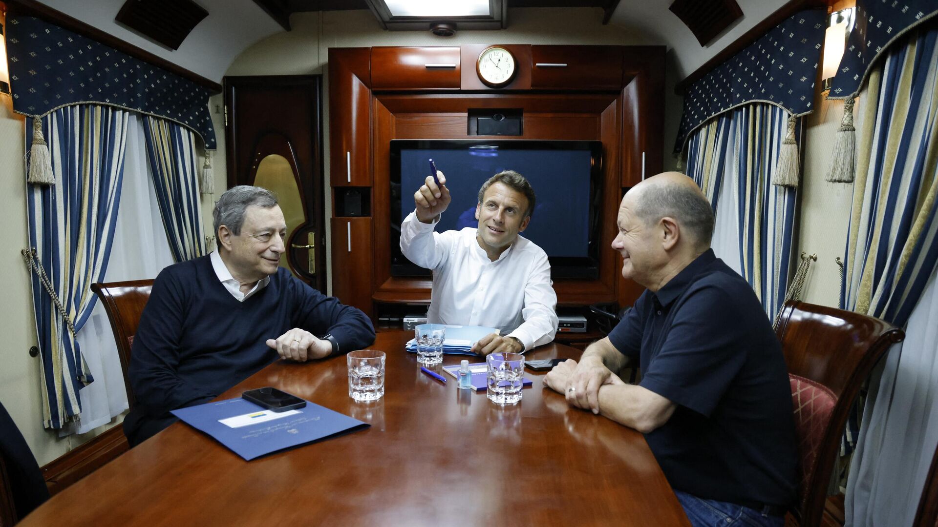 Президент Франции Эммануэль Макрон (в центре), канцлер Германии Олаф Шольц (справа) и премьер-министр Италии Марио Драги (слева) едут в поезде, направляющемся в Киев - Sputnik Беларусь, 1920, 16.06.2022