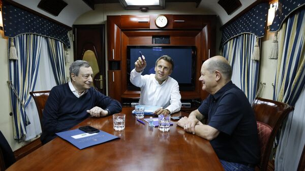 Президент Франции Эммануэль Макрон (в центре), канцлер Германии Олаф Шольц (справа) и премьер-министр Италии Марио Драги (слева) едут в поезде, направляющемся в Киев - Sputnik Беларусь