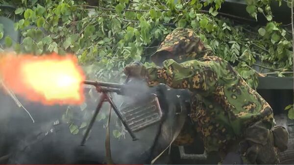 Десантники уничтожают диверсантов в лесу, домах и на полигоне – видео - Sputnik Беларусь