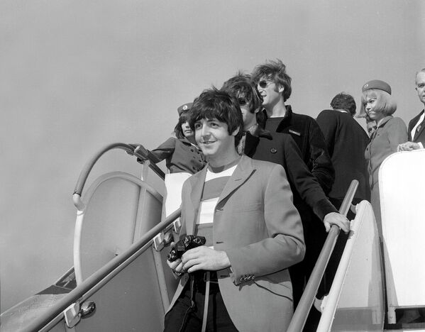 &quot;Битлз&quot; спускаются по трапу в международном аэропорту Сан-Франциско 29 августа 1966 года. - Sputnik Беларусь