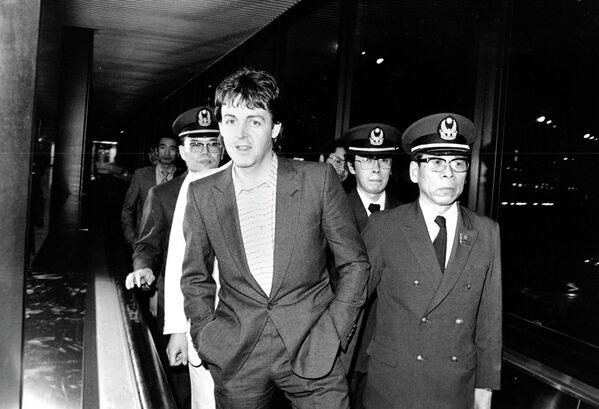6 января 1980 года Пол Маккартни был арестован в аэропорту Японии с 219 граммами марихуаны. Пол был подвергнут пятичасовому допросу, после чего оказался в камере. Министр юстиции Японии заявил, что по закону Маккартни грозит 7 лет тюрьмы. Пол провел в камере 10 дней, после чего ему позволили вернуться на родину. Позже он признавал, что история с марихуаной была &quot;самая большая глупость&quot;, которую он совершил в своей карьере. - Sputnik Беларусь