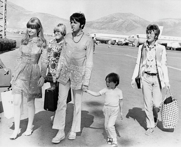 Джон Леннон (справа) и Пол Маккартни, держащий за руку Джулиана Леннона, идут с актрисой Джейн Эшер по взлетно-посадочной полосе после прибытия в Афины, Греция, 22 июля 1967 года.Джейн Эшер стала первым серьезным увлечением для Пола. Несмотря на юный возраст, Джейн много времени проводила на гастролях, поэтому пара виделась редко. Бурный роман между британскими звездами продолжался в течение пяти лет. - Sputnik Беларусь