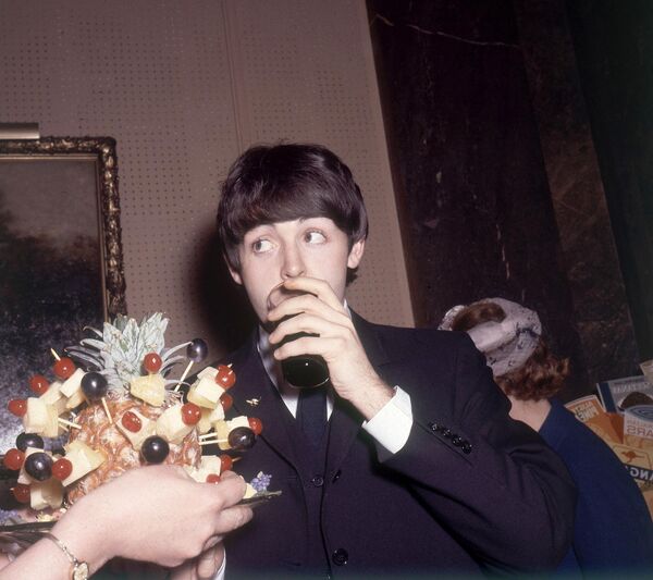 Пол Маккартни потягивает пинту пива во время приема в честь группы. - Sputnik Беларусь