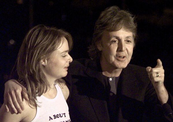 Пол Маккартни со своей дочерью Стеллой, известным модным дизайнером, после получения награды на 14-й ежегодной церемонии введения в Зал славы рок-н-ролла в Нью-Йорке 15 марта 1999 года. - Sputnik Беларусь