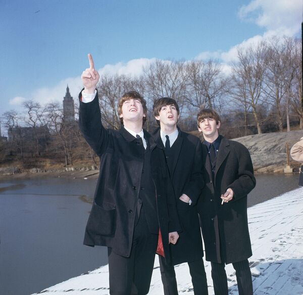 Тhe Beatles в Центральном парке Нью-Йорка 8 февраля 1964 года. Слева направо: Джон Леннон, Пол Маккартни и Ринго Старр. - Sputnik Беларусь