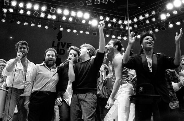 Джордж Майкл, промоутер концерта Харви Голдсмит, Боно из U2, Пол Маккартни, организатор концерта Боб Гелдоф и Фредди Меркьюри из Queen принимают участие в концерте помощи голодающим на стадионе Уэмбли в Лондоне 13 июля 1985 года. - Sputnik Беларусь