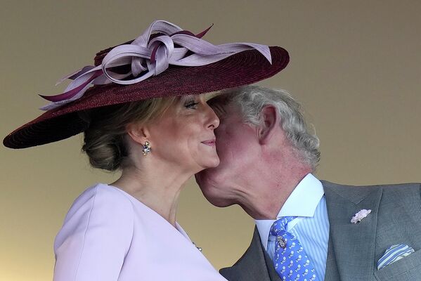 Британский принц Чарльз приветствует Софи, графиню Уэссекскую, на трибунах Royal Ascot. - Sputnik Беларусь