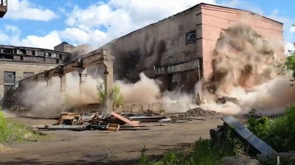 Сотрудники МЧС взорвали старый цех завода в Полоцке - Sputnik Беларусь