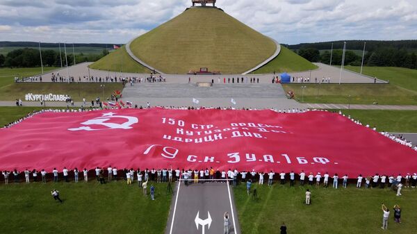 Самое большое в мире Знамя Победы развернули у Кургана Славы - Sputnik Беларусь