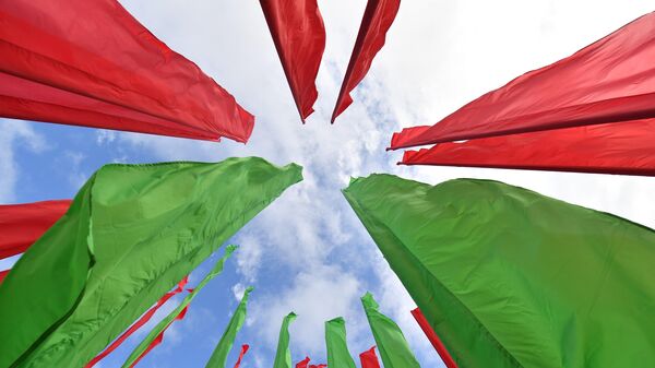 Праздничное оформление в цветах белорусского флаги - Sputnik Беларусь