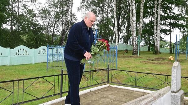 Александр Лукашенко у братской могилы - Sputnik Беларусь