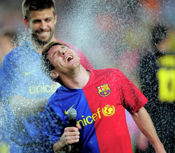 Месси в победных брызгах шампанского после победы в чемпионате Испании в 2009 году. - Sputnik Беларусь