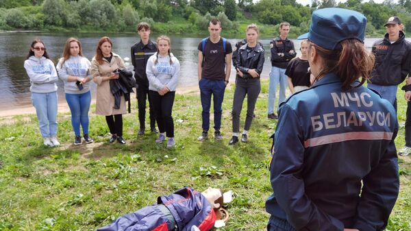 В Витебске учили молодежь, как спасать утопающих - Sputnik Беларусь