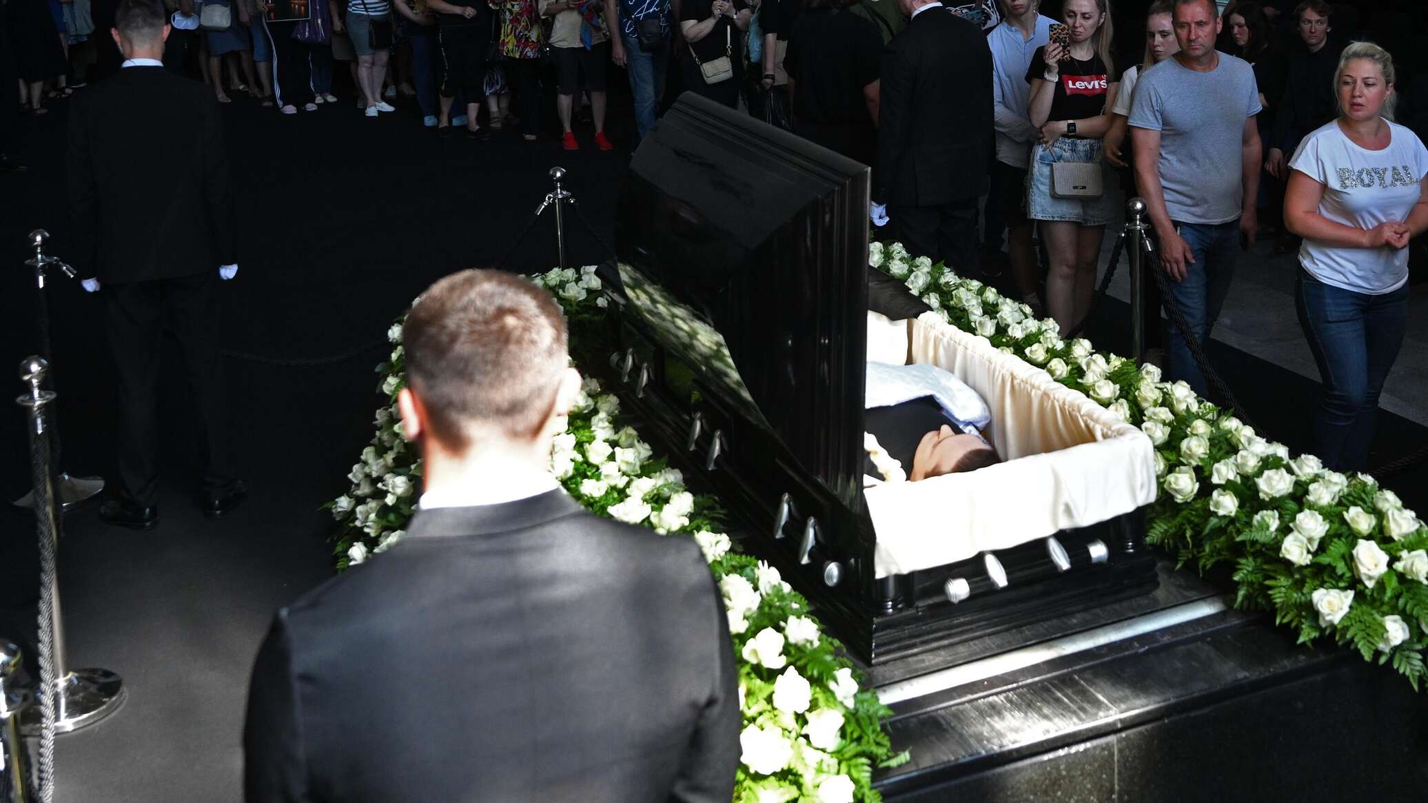 Где похоронили сына моргуновой. Похороны Юры Шатунова 2022. Прощание с Юрием Шатуновым на Троекуровском кладбище. Прощание и похороны Юрия Шатунова.