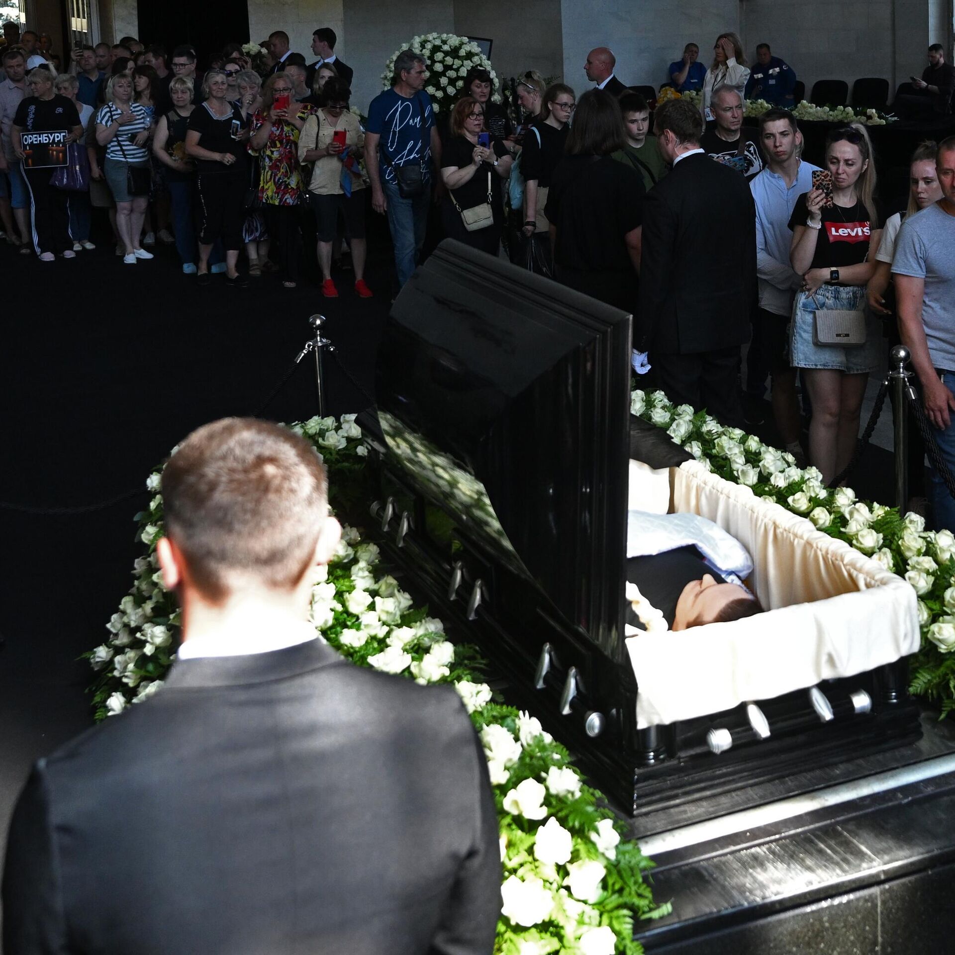 2022 похоронят. Прощание и похороны Юрия Шатунова. Могила Юры Шатунова на Троекуровском. Похороны Юры Шатунова 2022.