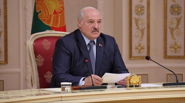 Александр Лукашенко на встрече с губернатором Самарской области Российской Федерации Дмитрием Азаровым - Sputnik Беларусь