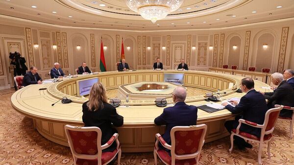 Президент Беларуси Александр Лукашенко 27 июня встретился с губернатором Самарской области Российской Федерации Дмитрием Азаровым - Sputnik Беларусь