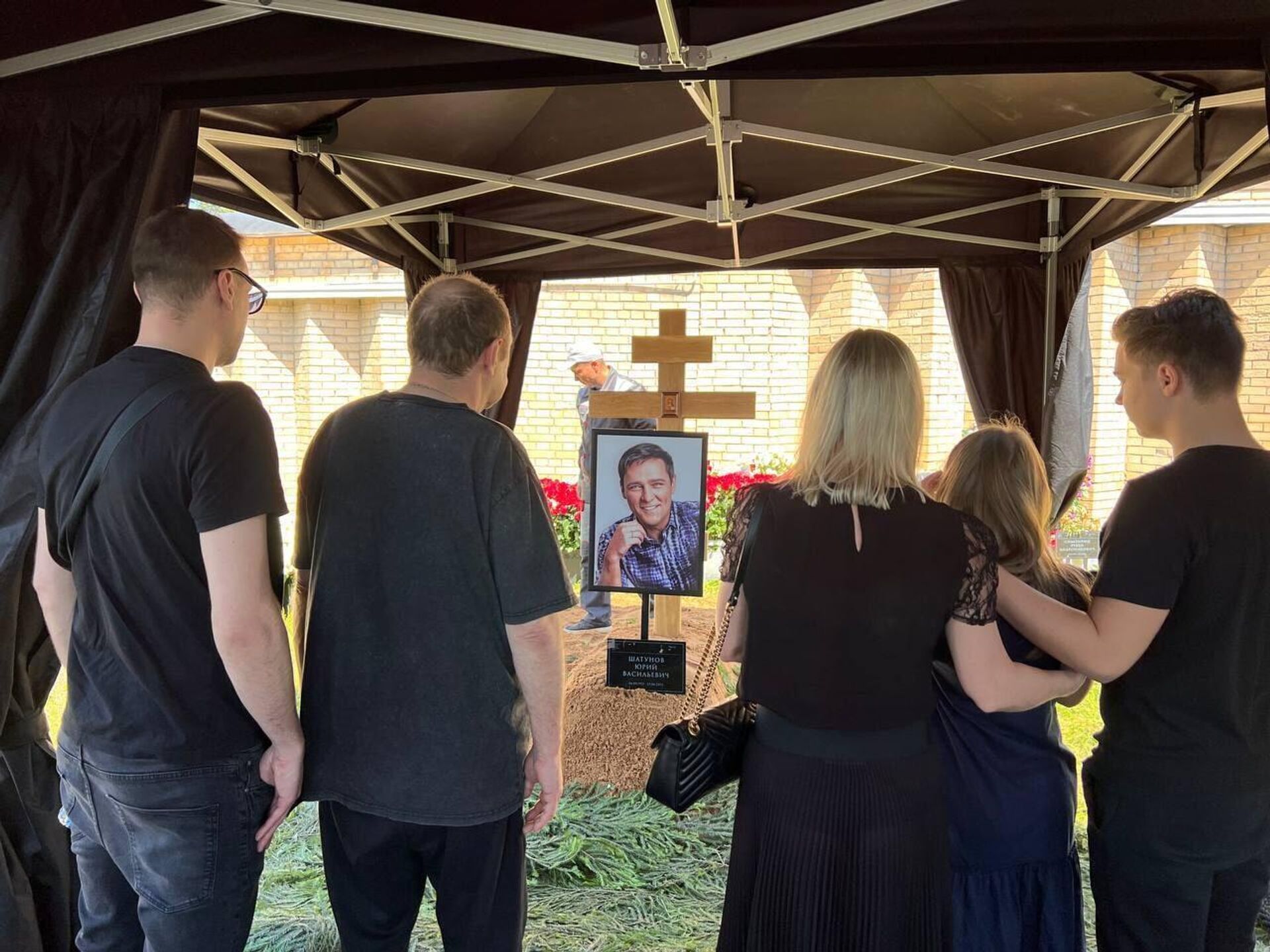 Вдовы сегодня. Вдова Юрия Шатунова на могиле. Семья Юрия Шатунова на похоронах. Похороны Юры Шатунова 2022.