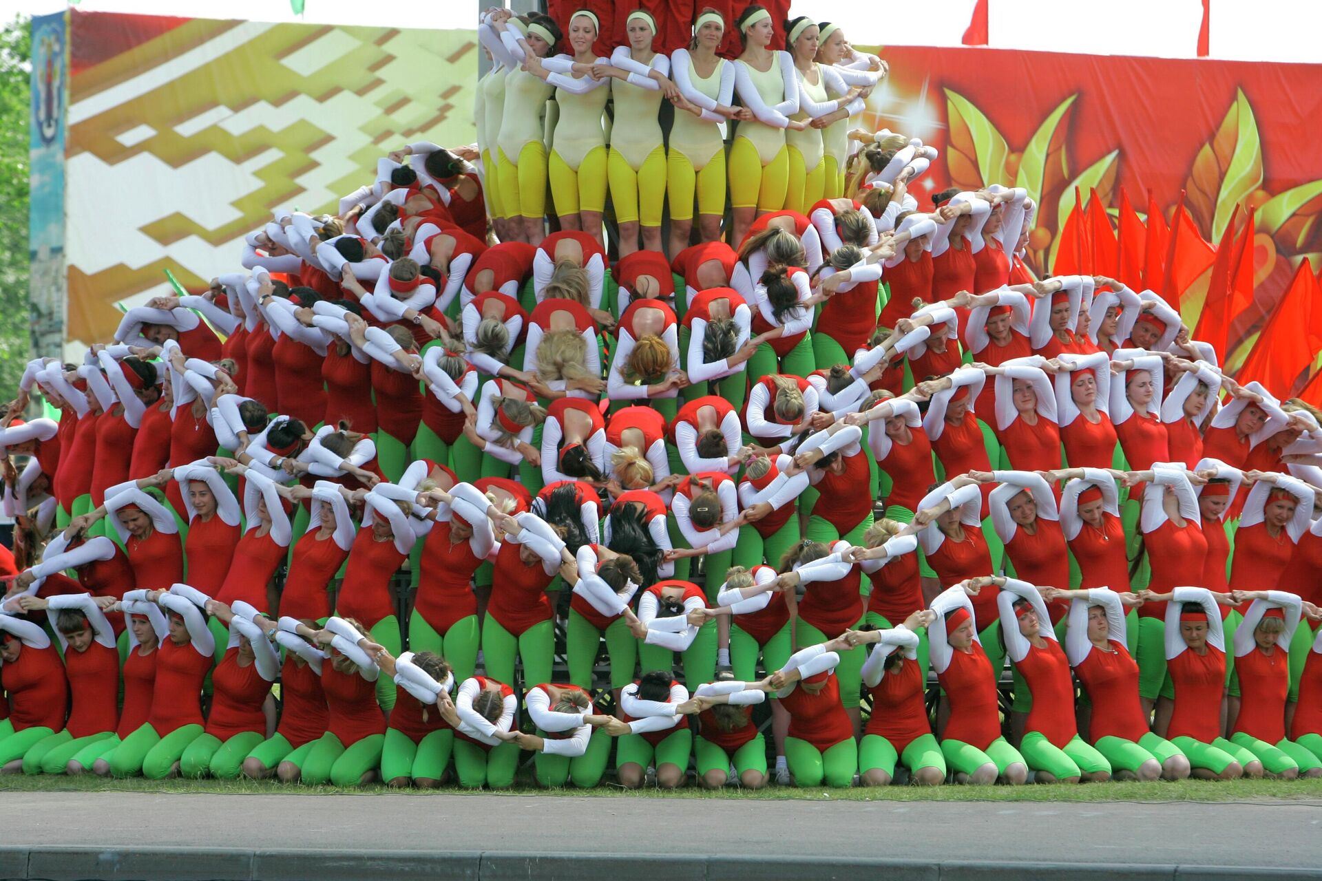 Парад и праздничное шествие в честь Дня независимости Республики Беларусь в Минске в 2009-м - Sputnik Беларусь, 1920, 28.06.2022