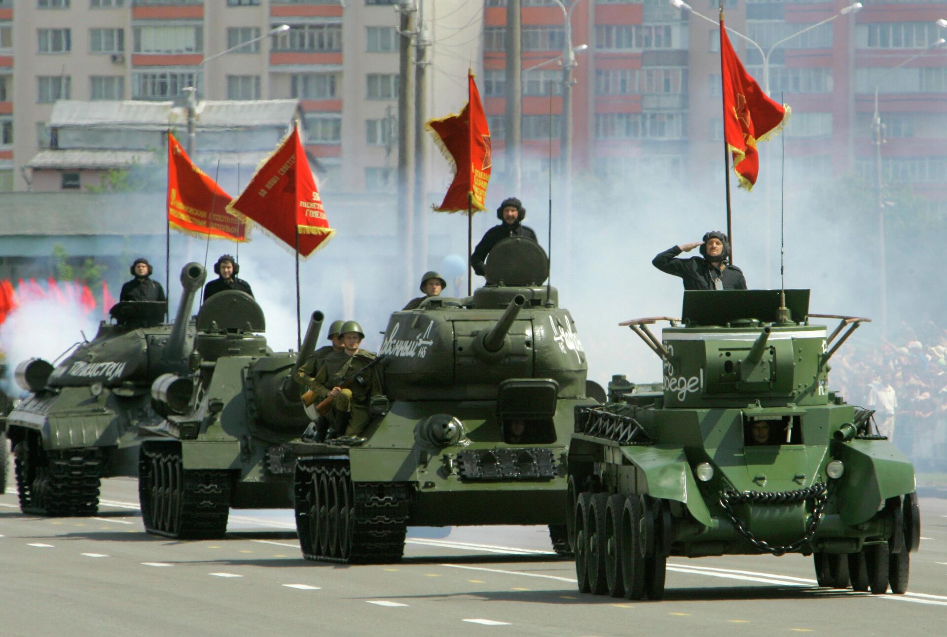 Парад раритетной военной техники в честь Дня независимости - 2009. На первом плане: танк БТ-7; на втором плане: танк Т-34 - Sputnik Беларусь, 1920, 28.06.2022