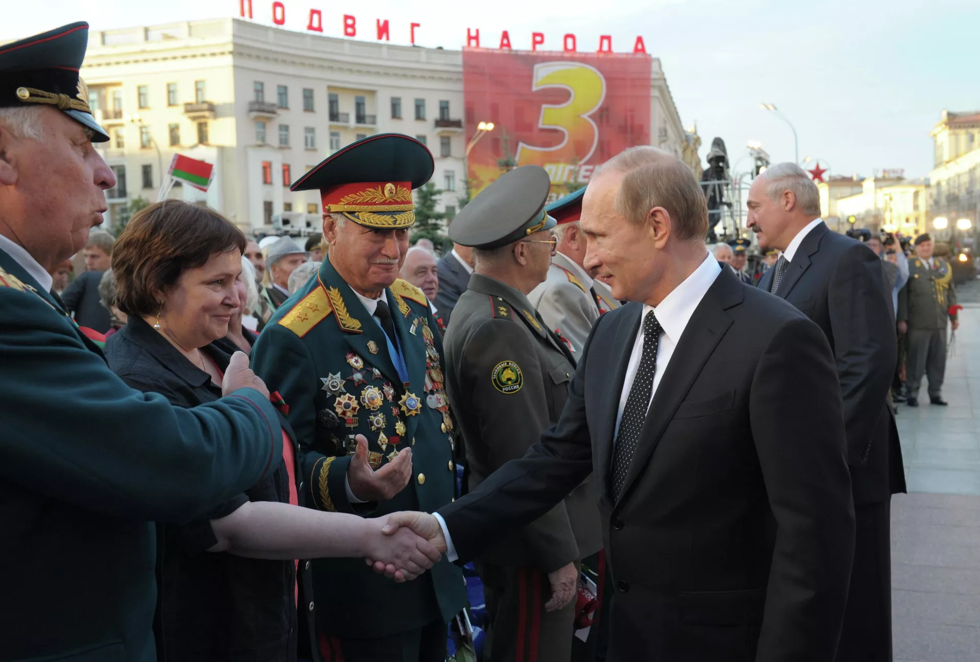 2 июля 2014. Президент России Владимир Путин и президент Беларуси Александр Лукашенко с ветеранами на церемонии возложения венка к мемориалу Победы в Минске - Sputnik Беларусь, 1920, 28.06.2022